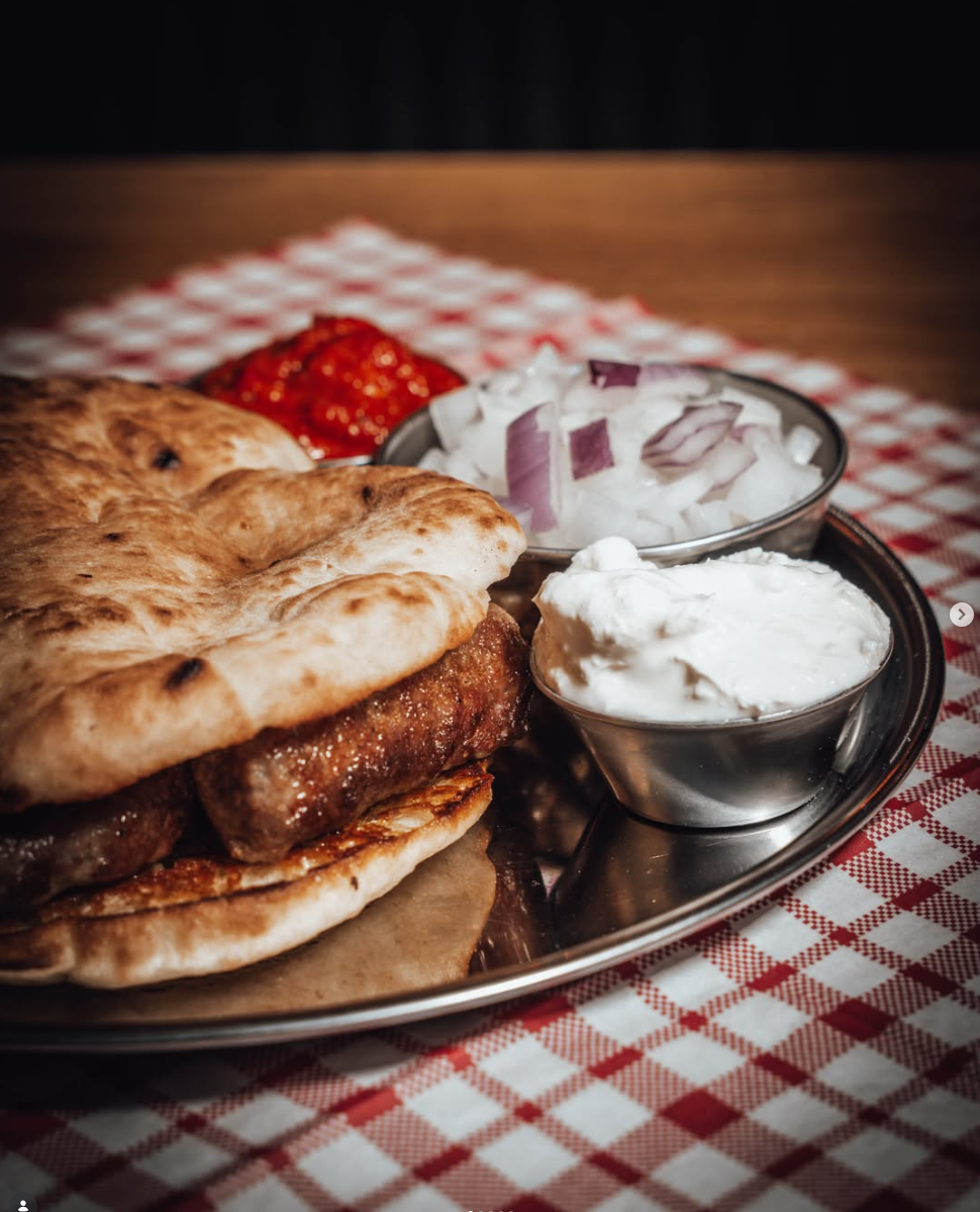 Ćevapčići im Fladenbrot