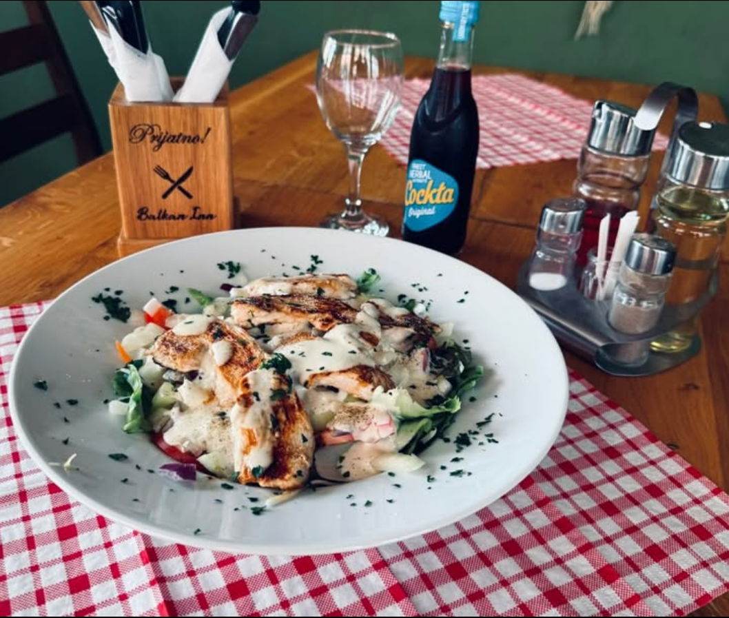 Gegrillter Hähnchensalat mit cremigem Dressing