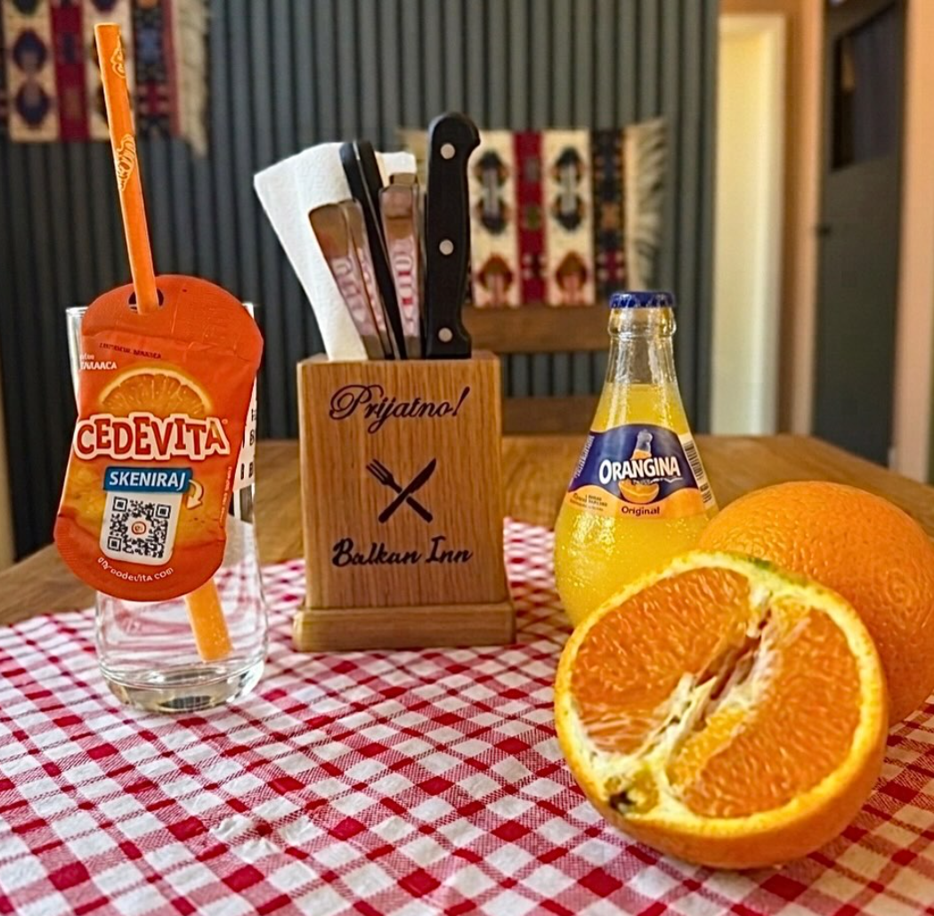 Gedeckter Tisch im Balkan Inn mit Cedevita und frischen Orangen